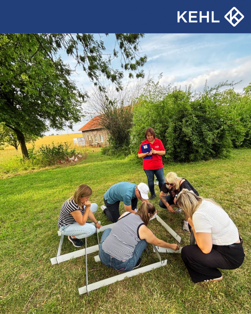 Mehrere Personen die Versuchen ein Puzzle in Form von Brettern zu lösen.